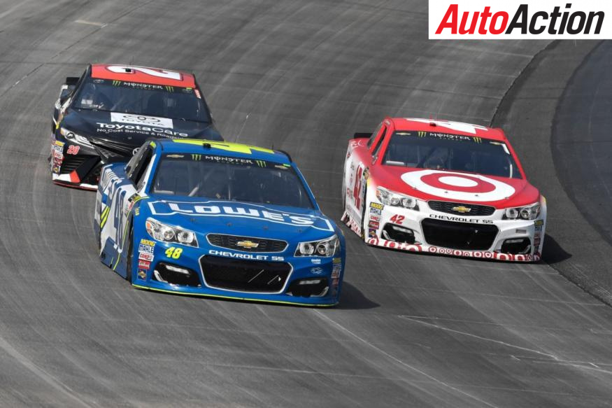 Jimmie Johnson and Kyle Larson battle for the lead at Dover - Photo: LAT