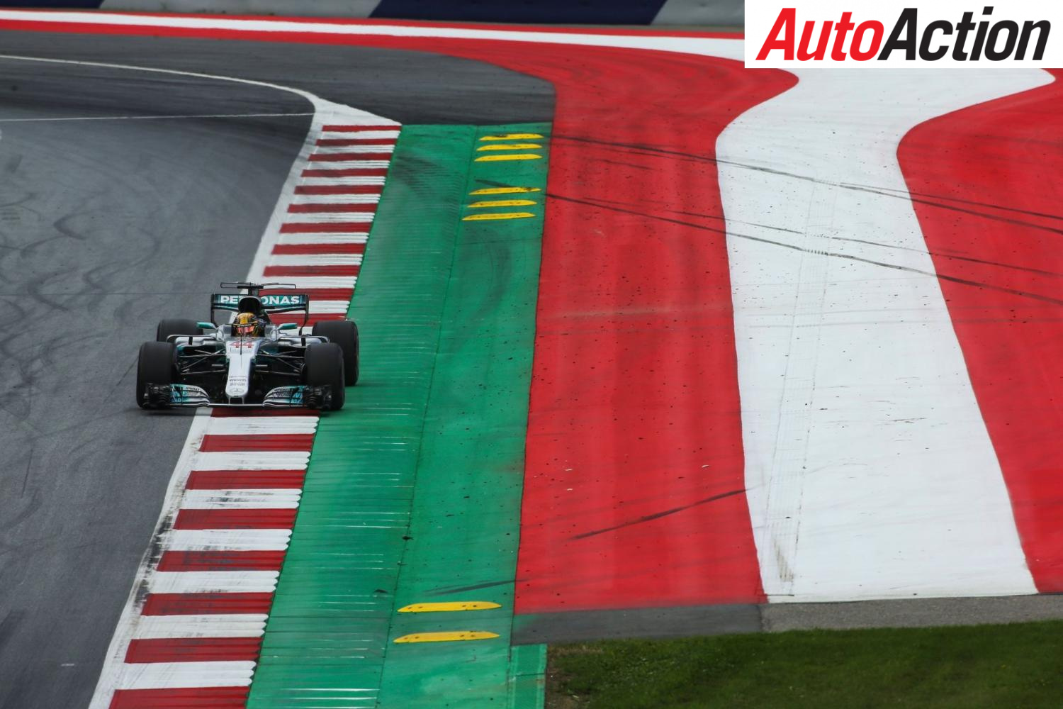 Lewis Hamilton sets the pace in Austria - Photo: LAT