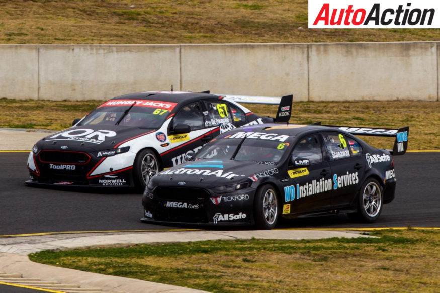 Richie Stanaway passing Anton de Pasquale for the lead - Photo: Dirk Klynsmith