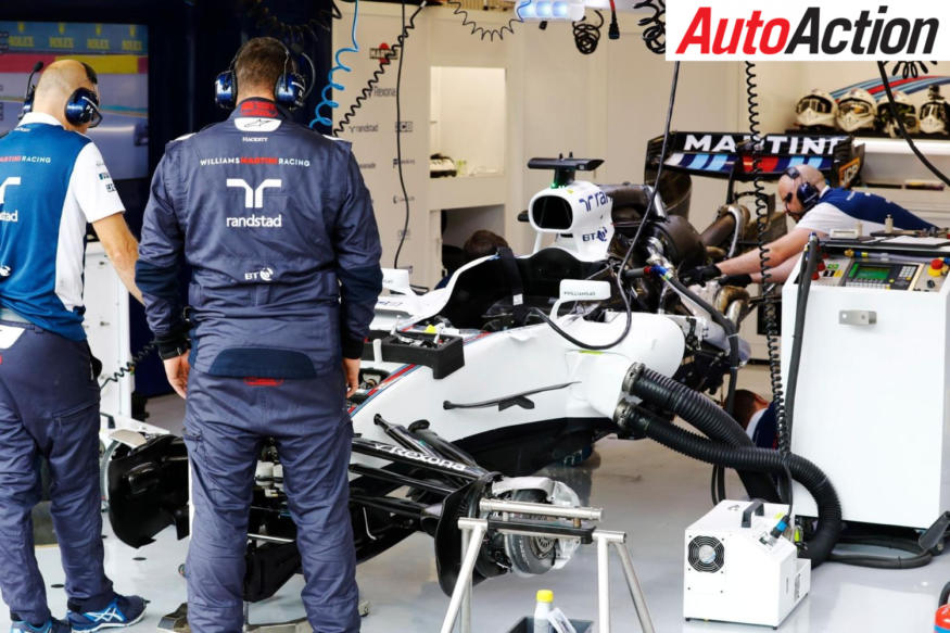 Williams mechanics prepare a new chassis for Felipe Massa - Photo: LAT