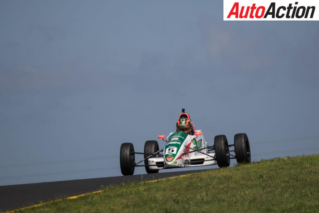 Hamish Ribarits closed the gap in the Formula Ford championship - Photo: InSyde Media