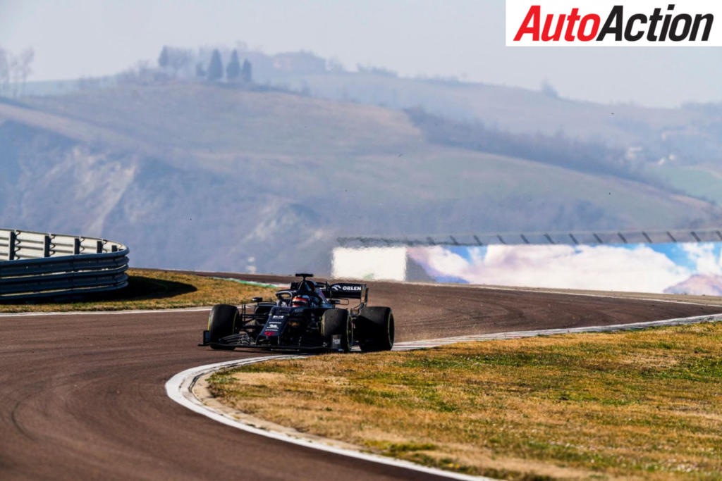 New Alfa Snakes Around Track Auto Action