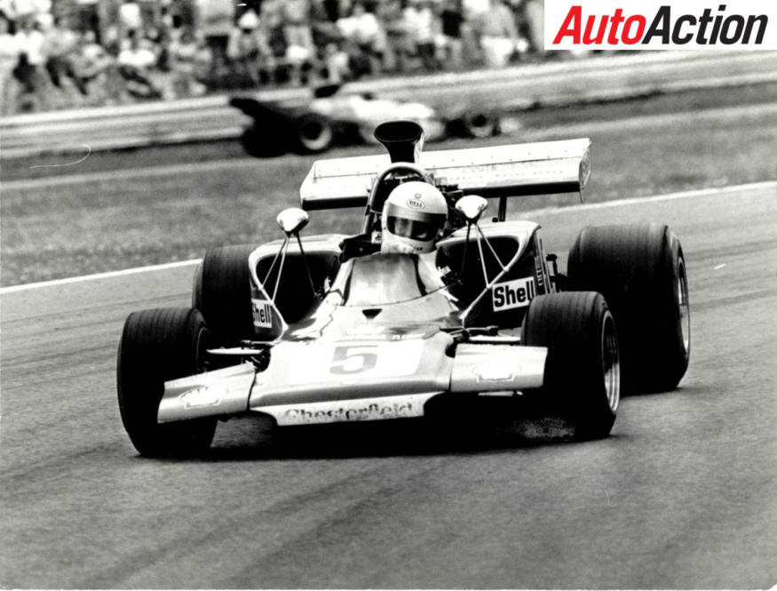 The ever-spectacular Kevin Bartlett powers around Warwick Farm during the 1972 Gold Star race in his superb Chesterfield-sponsored Lola T300.