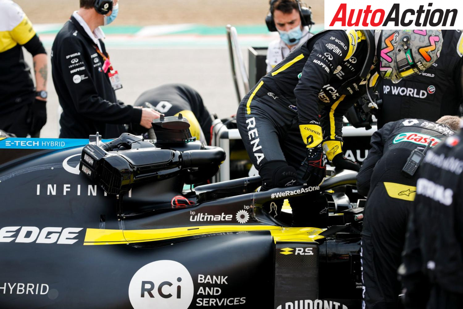 Daniel Ricciardo brings back shoey - Photo: LAT - Auto Action