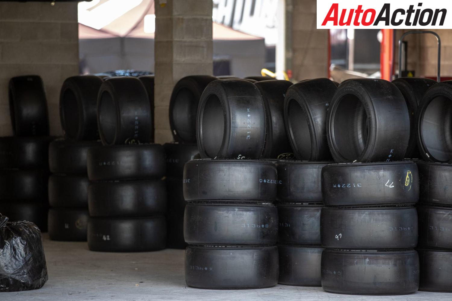 Supercars tries super-soft tyres - Photo: InSyde Media