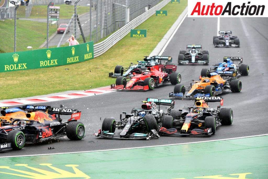 Chaos at the start - Image: Motorsport Images