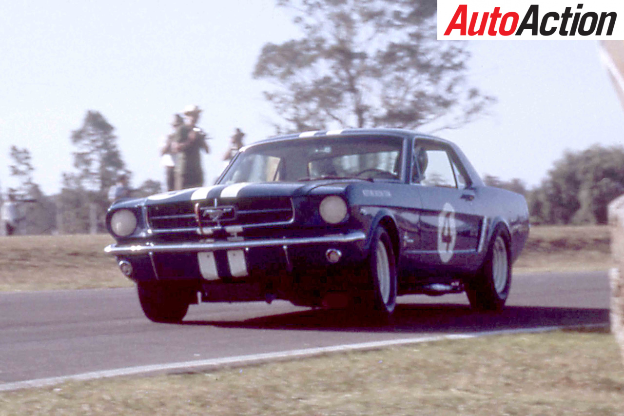 GALLOPING MUSTANGS - Auto Action