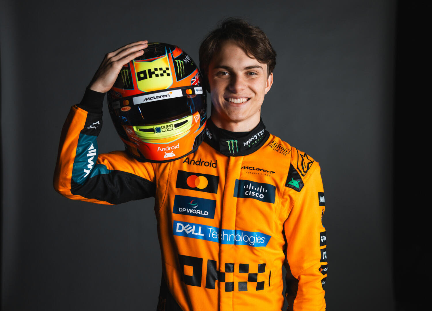 Piastri signs new Mclaren deal