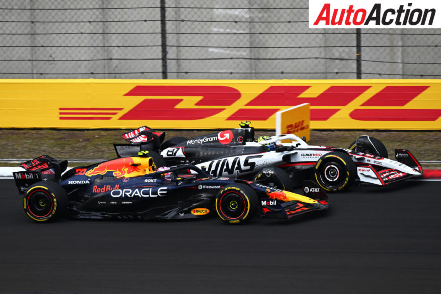 SHANGHAI, CHINA - MARCH 23: Oliver Bearman of Great Britain driving the (87) Haas F1 VF-25 Ferrari and Liam Lawson of New Zealand driving the (30) Oracle Red Bull Racing RB21 battle for track position during the F1 Grand Prix of China at Shanghai International Circuit on March 23, 2025 in Shanghai, China. (Photo by Clive Mason/Getty Images) // Getty Images / Red Bull Content Pool.