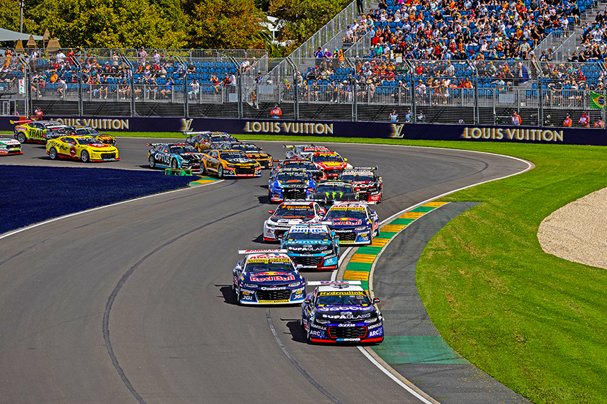 Supercars Race 2 start Australian Formula 1 Grand Prix - Image: InSyde Media