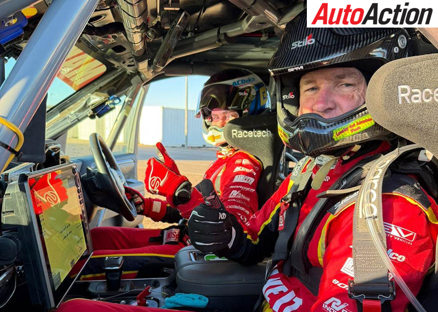 Craig Lowndes i Dale Moscatt sjede u svom terenskom natjecateljskom vozilu u Finkeu