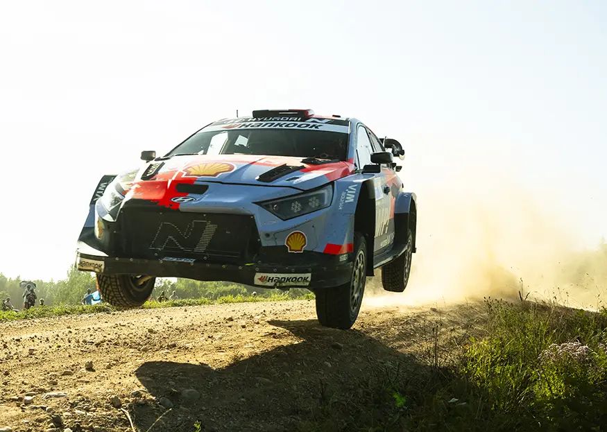 Hyundai i20 N Rally1 Adriena Fourmauxa leti preko vrha na šljunčanoj pozornici na Rallyu Estonija